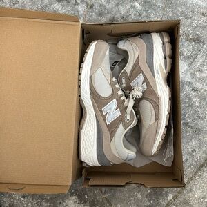 NWT New Balance 2002R Shoes Color: Beige brown size Mens 6.5 Womens 8